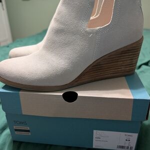 TOMS Women's Sahara Suede Wedges